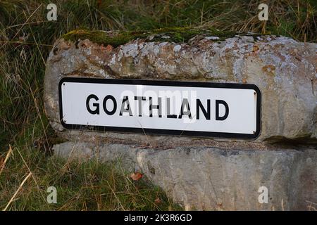 Un cartello di Goathland entrando nel villaggio nel North Yorkshire Foto Stock