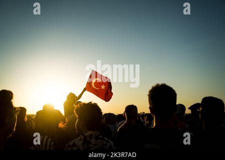 Smirne, Turchia - 9 settembre 2022: Affollata gente con bandiere turche in un giorno di festa della liberazione Smirne Turchia in Piazza della Repubblica. Foto Stock