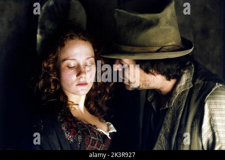 Leanne Rowe & Jamie Foreman Film: Oliver Twist (UK/FR/IT/CZ 2005) personaggi: Nancy & Bill Sykes / Literaturverfilmung (basato sul libro di Charles Dickens) regista: Roman Polanski 11 settembre 2005 **ATTENZIONE** questa fotografia è solo per uso editoriale ed è copyright di R.P. PRODUZIONI e/o il fotografo assegnato dalla Film o dalla Società di produzione e può essere riprodotto solo da pubblicazioni in concomitanza con la promozione del film di cui sopra. Un credito obbligatorio a R.P. PRODUZIONE è richiesta. Il fotografo deve essere accreditato anche quando è noto. Non può essere concesso alcun uso commerciale Foto Stock