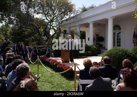 Il presidente degli Stati Uniti Joe Biden fa le sue osservazioni in occasione di un evento tenuto per discutere l'obiettivo della sua amministrazione di ridurre i costi sanitari e proteggere e rafforzare Medicare e la sicurezza sociale, nel Rose Garden della Casa Bianca a Washington, DC, USA, 27 settembre 2022.Credit: Michael Reynolds/Pool via CNP /MediaPunch Foto Stock