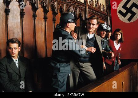 Florian Stetter, Fabian Hinrichs & Julia Jentsch Film: Sophie Scholl: Gli ultimi giorni (DE 2005) personaggi: Christoph Probst,Hans Scholl & Sophie Scholl regista: Marc Rothemund 13 febbraio 2005 **AVVERTENZA** questa fotografia è esclusivamente per uso editoriale ed è copyright del BROTH FILM e/o del fotografo assegnato dalla Film o dalla Production Company e può essere riprodotta solo da pubblicazioni in concomitanza con la promozione del film di cui sopra. È richiesto un credito obbligatorio per LA PELLICOLA DI BRODO. Il fotografo deve essere accreditato anche quando è noto. Nessun uso commerciale può essere concesso senza aut scritto Foto Stock