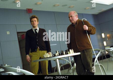 Ewan McGregor & Bob Hoskins Film: Soggiorno (2005) personaggi: Dr. Sam Foster & Dr. Leon Patterson regista: Marc Forster 14 ottobre 2005 **AVVERTENZA** questa fotografia è solo per uso editoriale ed è copyright di 20 CENTURY FOX e/o del fotografo assegnato dalla Film o dalla Production Company e può essere riprodotta solo da pubblicazioni in concomitanza con la promozione del film di cui sopra. È richiesto un credito obbligatorio a 20 CENTURY FOX. Il fotografo deve essere accreditato anche quando è noto. Nessun uso commerciale può essere concesso senza autorizzazione scritta da parte della Film Company. Foto Stock