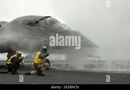 Fighter Plane Takeoff Scene Film: Stealth (USA 2005) regista: Rob Cohen 27 luglio 2005 **AVVERTENZA** questa fotografia è solo per uso editoriale ed è copyright delle IMMAGINI COLUMBIA e/o del fotografo assegnato dalla Film o dalla Production Company e può essere riprodotta solo da pubblicazioni in concomitanza con la promozione del film di cui sopra. È richiesto un credito obbligatorio per LE FOTO DI COLUMBIA. Il fotografo deve essere accreditato anche quando è noto. Nessun uso commerciale può essere concesso senza autorizzazione scritta da parte della Film Company. Foto Stock