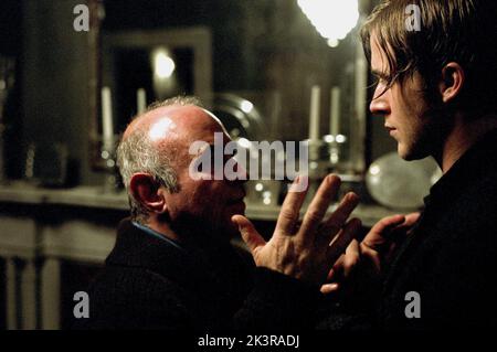 Bob Hoskins & Ryan Gosling Film: Soggiorno (2005) personaggi: Dr. Leon Patterson & Henry Letham regista: Marc Forster 14 ottobre 2005 **AVVERTENZA** questa fotografia è solo per uso editoriale ed è copyright di 20 CENTURY FOX e/o del fotografo assegnato dalla Film o dalla Production Company e può essere riprodotta solo da pubblicazioni in concomitanza con la promozione del film di cui sopra. È richiesto un credito obbligatorio a 20 CENTURY FOX. Il fotografo deve essere accreditato anche quando è noto. Nessun uso commerciale può essere concesso senza autorizzazione scritta da parte della Film Company. Foto Stock