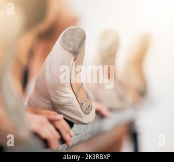 Balletto donne piedi e scarpe per la pratica di danza, l'allenamento e il lavoro di danza routine per recital di arte performance. Gambe e mani di ballerino o prima Foto Stock