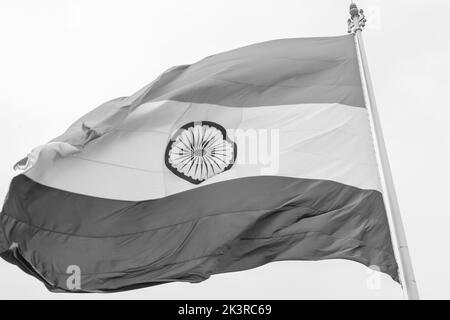 Bandiera dell'India che vola a Connaught Place con orgoglio nel cielo blu, bandiera dell'India che sbatte, bandiera indiana il giorno dell'indipendenza e il giorno della Repubblica dell'India, che sventola Foto Stock