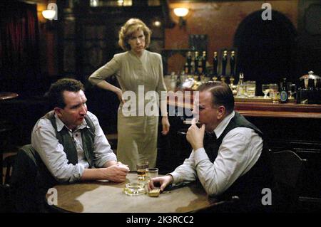 Eddie Marsan, Juliet Stevenson & Timothy Spall Film: The Last Hangman; Pierrepoint (2005) personaggi: James 'Tish' Corbitt,Annie Pierrepoint & Albert Pierrepoint regista: Adrian Shergold 12 settembre 2005 **AVVERTENZA** questa fotografia è solo per uso editoriale ed è copyright della TELEVISIONE DI GRANADA e/o del fotografo assegnato dalla Film o dalla Società di produzione e può essere riprodotta solo da pubblicazioni in concomitanza con la promozione del film di cui sopra. È richiesto un credito obbligatorio per la TELEVISIONE DI GRANADA. Il fotografo deve essere accreditato anche quando è noto. Nessun uso commerciale può essere Foto Stock