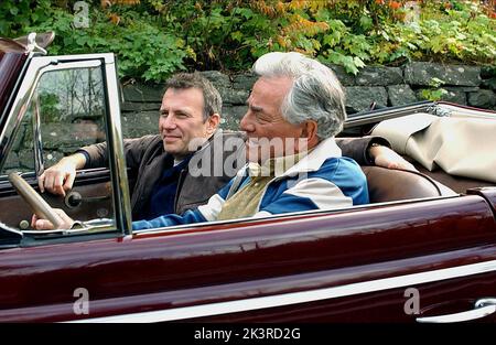 Paul Reiser & Peter Falk Film: The Thing About My Folks (2005) personaggi: Ben Kleinman & Sam Kleinman regista: Raymond De Felitta 02 Giugno 2005 **ATTENZIONE** questa fotografia è ad uso esclusivamente editoriale ed è copyright delle PRODUZIONI FUORILEGGE e/o del fotografo assegnato dalla Film o dalla Production Company e può essere riprodotta solo da pubblicazioni in concomitanza con la promozione del suddetto Film. È richiesto un credito obbligatorio per LE PRODUZIONI FUORILEGGE. Il fotografo deve essere accreditato anche quando è noto. Nessun uso commerciale può essere concesso senza l'autorizzazione scritta della Film Company. Foto Stock