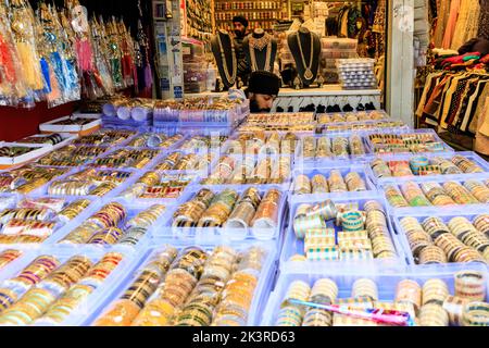 Bracciali e gioielli asiatici a Southall High Street, Southall, West London, Inghilterra, Regno Unito Foto Stock