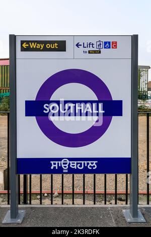 La stazione ferroviaria di Southall sospira sulla Elizabeth Line in inglese e indù, Southall, Londra, Inghilterra, Regno Unito Foto Stock