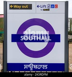 La stazione ferroviaria di Southall sospira sulla Elizabeth Line in inglese e indù, Southall, Londra, Inghilterra, Regno Unito Foto Stock