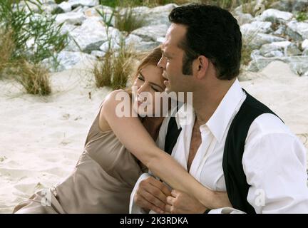 Isla Fisher & vince Vaughn Film: The Wedding Crashers (USA 2005) personaggi: Gloria Cleary & Jeremy Grey regista: David Dobkin 13 luglio 2005 **AVVISO** questa foto è solo per uso editoriale ed è il copyright di NUOVA LINEA e/o del fotografo assegnato dalla Film o dalla Società di produzione e può essere riprodotto solo da pubblicazioni in concomitanza con la promozione del suddetto Film. È necessario un credito obbligatorio per LA NUOVA RIGA. Il fotografo deve essere accreditato anche quando è noto. Nessun uso commerciale può essere concesso senza l'autorizzazione scritta della Film Company. Foto Stock