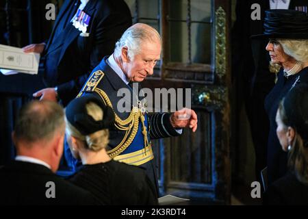 Re Carlo III entra in servizio mentre la bara della Regina Elisabetta II arriva nella Westminster Hall, nel Palazzo di Westminster, Londra, Regno Unito Foto Stock