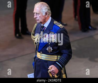 Re Carlo III, capo di Stato e monarca della United Kingdomin Uniform, Westminster Hall serve come bara della regina Elisabetta II Foto Stock