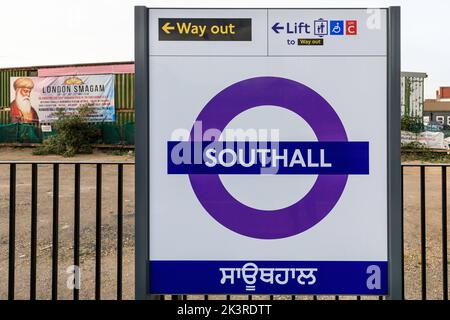 La stazione ferroviaria di Southall sospira sulla Elizabeth Line in inglese e indù, Southall, Londra, Inghilterra, Regno Unito Foto Stock