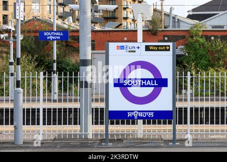 La stazione ferroviaria di Southall sospira sulla Elizabeth Line in inglese e indù, Southall, Londra, Inghilterra, Regno Unito Foto Stock