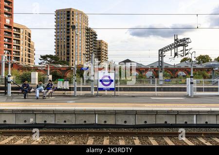 Persone in attesa sul binario alla stazione ferroviaria di Southall, Elizabeth Line, Southall, Londra, Inghilterra, REGNO UNITO Foto Stock