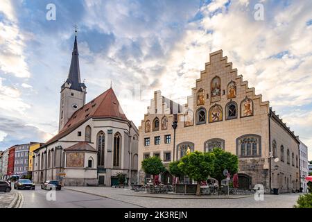 Das Rathaus und die Frauenkirche in Wasserburg am Inn, Bayern, Deutschland | Municipio e la Frauenkirche Church of Our Lady in Wasserburg am Inn, Foto Stock