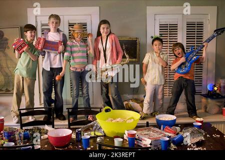 Tyler Patrick Jones, Dean Collins, Andrew Vo & Miranda Cosgrove Film: Yours, Mine & Ours; Yours, Mine and Ours (USA 2005) personaggi: Michael Beardsley, Harry Beardsley, Lau North & Joni North regista: Raja Gosnell 23 novembre 2005 **AVVERTENZA** questa fotografia è solo per uso editoriale ed è copyright di IMMAGINI DI PRIMARIA IMPORTANZA e/o del fotografo assegnato dalla Film o dalla Società di produzione e può essere riprodotta solo da pubblicazioni in concomitanza con la promozione del film di cui sopra. È richiesto un credito obbligatorio per LE FOTO DI PARAMOUNT. Il fotografo deve essere accreditato anche quando è noto. Foto Stock