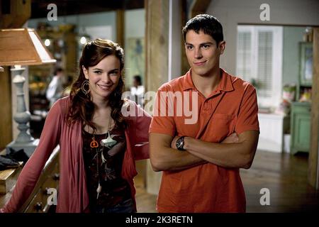 Danielle Panabaker & Sean Faris Film: Yours, Mine & Ours; Yours, Mine and Ours (USA 2005) personaggi: Phoebe North & William Beardsley regista: Raja Gosnell 23 novembre 2005 **AVVERTENZA** questa fotografia è solo per uso editoriale ed è copyright di IMMAGINI DI PRIMARIA IMPORTANZA e/o del fotografo assegnato dalla Film o dalla Società di produzione e può essere riprodotta solo da pubblicazioni in concomitanza con la promozione del film di cui sopra. È richiesto un credito obbligatorio per LE FOTO DI PARAMOUNT. Il fotografo deve essere accreditato anche quando è noto. Nessun uso commerciale può essere concesso senza autore scritto Foto Stock