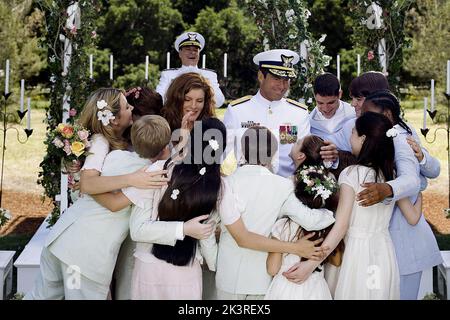 Rene Russo, Dennis Quaid, Sean Faris, Drake Bell, Little JJ & Miranda Cosgrove Film: Yours, Mine & Ours; Yours, Mine and Ours (USA 2005) personaggi: Helen North, Frank Beardsley, William Beardsley, Dylan North, Jimi North e Joni North regista: Raja Gosnell 23 novembre 2005 **AVVERTENZA** questa fotografia è solo per uso editoriale ed è copyright di IMMAGINI DI PRIMARIA IMPORTANZA e/o del fotografo assegnato dalla Film o dalla Società di produzione e può essere riprodotta solo da pubblicazioni in concomitanza con la promozione del film di cui sopra. È richiesto un credito obbligatorio per LE FOTO DI PARAMOUNT. Il Photogra Foto Stock