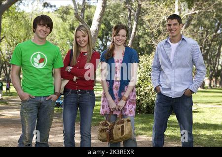 Drake Bell, Katija Pevec, Danielle Panabaker & Sean Faris Film: Yours, Mine & Ours; Yours, Mine and Ours (USA 2005) personaggi: Dylan North, Christina Beardsley, Phoebe North e William Beardsley regista: Raja Gosnell 23 novembre 2005 **AVVERTENZA** questa fotografia è solo per uso editoriale ed è copyright di IMMAGINI DI PRIMARIA IMPORTANZA e/o del fotografo assegnato dalla Film o dalla Società di produzione e può essere riprodotta solo da pubblicazioni in concomitanza con la promozione del film di cui sopra. È richiesto un credito obbligatorio per LE FOTO DI PARAMOUNT. Il fotografo dovrebbe anche essere accreditato quando lo sa Foto Stock