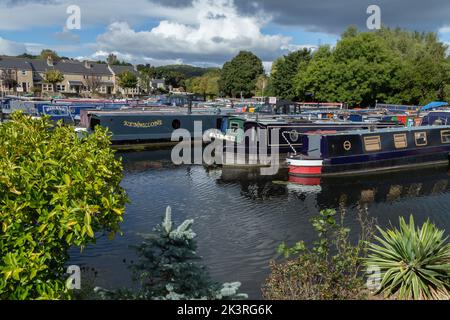 Apperley Bridge Marina sul canale Leeds Liverpool nello Yorkshire. Foto Stock