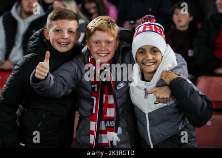 Sheffield, Regno Unito. 27th Set, 2022. Tifosi della Young England durante la partita internazionale amichevole tra l'Inghilterra U-21 e la Germania U-21 a Bramall Lane, Sheffield, Inghilterra, il 27 settembre 2022. Foto di ben Wright. Solo per uso editoriale, licenza richiesta per uso commerciale. Non è utilizzabile nelle scommesse, nei giochi o nelle pubblicazioni di un singolo club/campionato/giocatore. Credit: UK Sports Pics Ltd/Alamy Live News Foto Stock