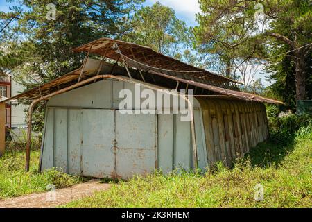 Vecchio abbandonato capannone di lavoro in metallo nel cortile Foto Stock