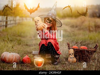 Bambina in costume di Halloween sulla natura Foto Stock