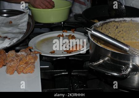 Preparazione di dolci in padella che vengono solitamente serviti come dolci natalizi o pasquali, tipici dell'Andalusia Foto Stock