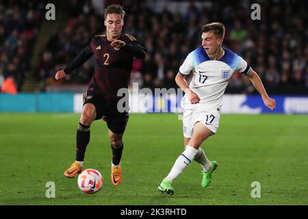 Sheffield, Regno Unito. 27th Set, 2022. Luke Thomas of England U-21 durante la partita internazionale amichevole tra Inghilterra U-21 e Germania U-21 a Bramall Lane, Sheffield, Inghilterra il 27 settembre 2022. Foto di ben Wright. Solo per uso editoriale, licenza richiesta per uso commerciale. Non è utilizzabile nelle scommesse, nei giochi o nelle pubblicazioni di un singolo club/campionato/giocatore. Credit: UK Sports Pics Ltd/Alamy Live News Foto Stock