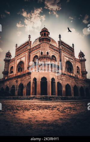 Una foto verticale della Tomba di Safdarjung a Delhi, in India, in una giornata di sole Foto Stock