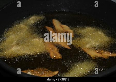 Preparazione di dolci in casseruola che vengono solitamente serviti come dolci natalizi o pasquali, tipici dell'Andalusia Foto Stock