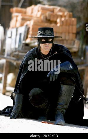 Antonio Banderas Film: La leggenda di Zorro (USA 2005) personaggi: Zorro regista: Martin Campbell 24 ottobre 2005 **AVVISO** questa foto è solo per uso editoriale ed è il copyright delle IMMAGINI COLUMBIA e/o del fotografo assegnato dalla Film o dalla Production Company e può essere riprodotto solo da pubblicazioni in concomitanza con la promozione del suddetto Film. È richiesto un credito obbligatorio per LE IMMAGINI COLUMBIA. Il fotografo deve essere accreditato anche quando è noto. Nessun uso commerciale può essere concesso senza l'autorizzazione scritta della Film Company. Foto Stock