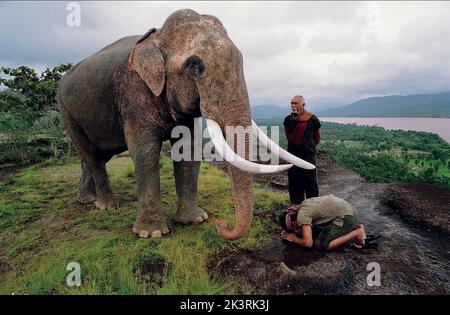 Tony JAA, Sotorn Rungruaeng & Elephant Film: The Protector; Tom Yum Goong; Warrior King (THA/HK/USA 2005) personaggi: Kham, Padre e regista di Kham: Prachya Pinkaew 11 agosto 2005 **AVVERTENZA** questa fotografia è solo per uso editoriale ed è copyright della SOCIETÀ WEINSTEIN e/o del fotografo assegnato dalla Società di Film o produzione e può essere riprodotta solo da pubblicazioni in concomitanza con la promozione del film di cui sopra. È richiesto un credito obbligatorio alla SOCIETÀ WEINSTEIN. Il fotografo deve essere accreditato anche quando è noto. Nessun uso commerciale può essere concesso senza wri Foto Stock