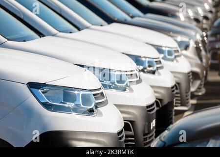 Vista ravvicinata della parte anteriore del nuovissimo furgone bianco Citroën Berlingo in fila all'aperto in un parcheggio. Foto Stock