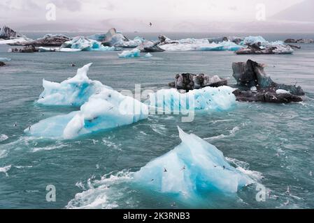 Iceberg a Jökulsárlón, una grande laguna glaciale. Foto Stock