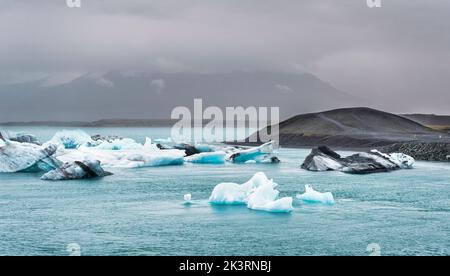 Iceberg a Jökulsárlón, una grande laguna glaciale. Foto Stock