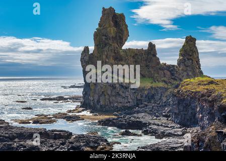 Londrangar Cliffs, Snaefelsnes spettacolare costa oceanica vulcanica nera rocciosa, Islanda Foto Stock