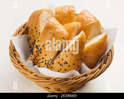 pane pita a fette con semi di sesamo in un cestino Foto Stock