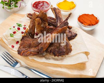 gustoso lombo di agnello su pita pane con cipolla e semi di melograno Foto Stock