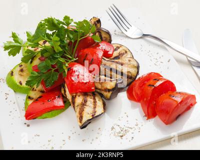gustose verdure alla griglia: melanzane, peperone zucchine al pomodoro Foto Stock