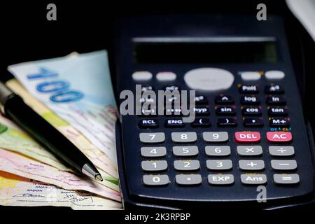 Le banconote in lira turche e un calcolatore per il calcolo delle fatture e delle tasse Foto Stock