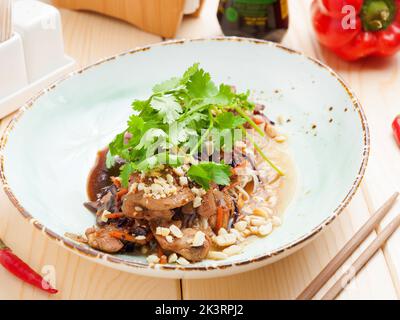 Gustosi spaghetti tailandesi con pollo. Delizioso e popolare piatto asiatico Foto Stock