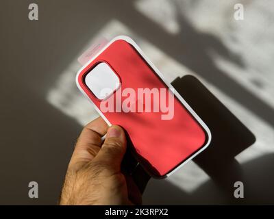 Londra, Regno Unito - 27 settembre 2022: POV maschio mano che tiene nuovo iPhone 14 pro fotocamera case di Apple Computers Foto Stock