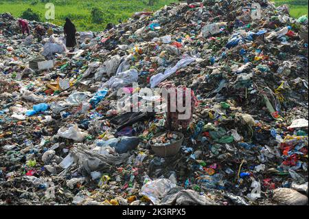 Sylhet, Bangladesh. 27th Set, 2022. I raccoglitori raccolgono i rifiuti che possono essere riutilizzati nella discarica comunale, questi collettori mettono la loro salute a rischio non usando le precauzioni adeguate per raccogliere la spazzatura. Il 27 settembre 2022 a Sylhet, Bangladesh. (Credit Image: © MD Rafayat Haque Khan Eyepix G/eyepix via ZUMA Press Wire) Foto Stock