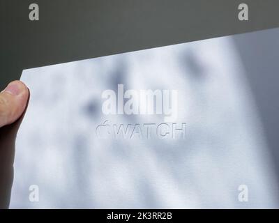 Londra, Regno Unito - 27 settembre 2022: Mano maschio POV che tiene il pacchetto della nuova Apple Watch Series Ultra progettato per attività estreme - logo goffrato Foto Stock