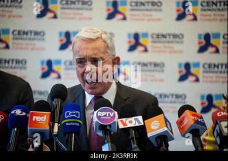 L'ex presidente della Colombia Alvaro Uribe Velez (2002-2006) interviene durante una conferenza stampa dopo l'incontro con il presidente Gustavo Petro il 27 settembre Foto Stock