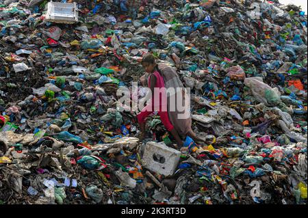 Sylhet, Bangladesh. 27th Set, 2022. I raccoglitori raccolgono i rifiuti che possono essere riutilizzati nella discarica comunale, questi collettori mettono la loro salute a rischio non usando le precauzioni adeguate per raccogliere la spazzatura. Il 27 settembre 2022 a Sylhet, Bangladesh. (Credit Image: © MD Rafayat Haque Khan Eyepix G/eyepix via ZUMA Press Wire) Foto Stock